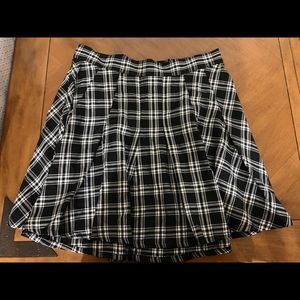 Torrid pleated plaid black skirt